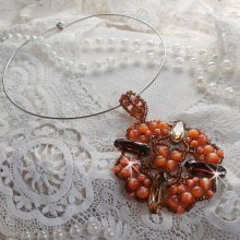 Collier pendentif D'Automne avec des cristaux de Swarovski et perles en verre oeil de chat